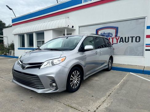 Used 2018 Toyota Sienna XLE FWD image 15