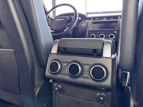 Used 2020 Land Rover Discovery Landmark image 17