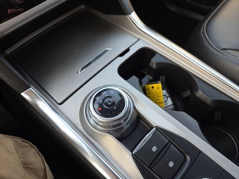 Used 2022 Ford Explorer XLT w/ Equipment Group 202A image 25