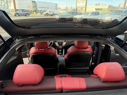 Used 2012 Hyundai Veloster w/ Style Pkg image 11
