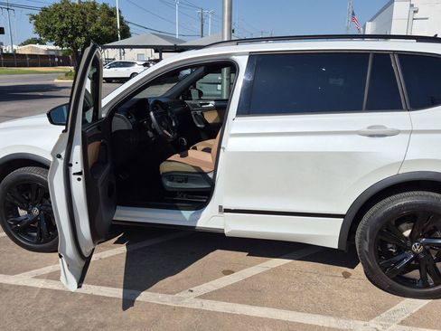 Certified 2023 Volkswagen Tiguan SE R-Line FWD image 9