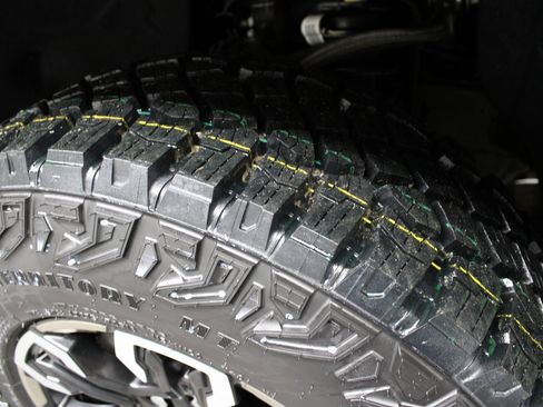 Used 2023 Chevrolet Silverado 1500 ZR2 image 7