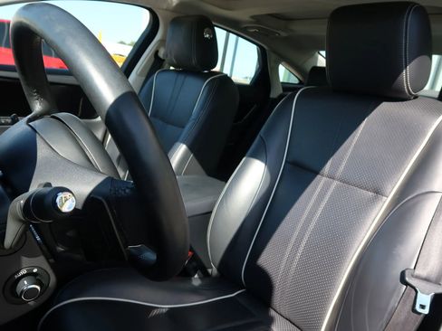 Used 2019 Jaguar XJ R-Sport image 15