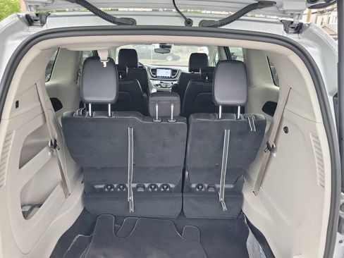Certified 2024 Chrysler Pacifica Touring-L FWD image 8
