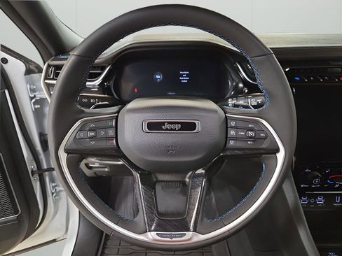 Used 2025 Jeep Grand Cherokee Trailhawk image 14