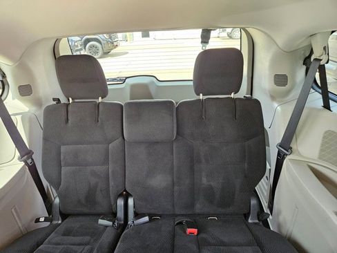 Used 2019 Dodge Grand Caravan SE w/ UConnect Hands-Free Group FWD image 17