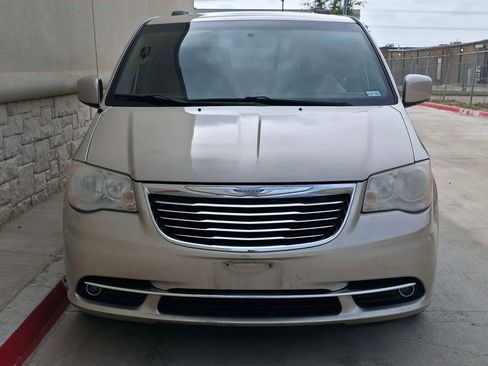 Used 2014 Chrysler Town & Country Touring image 6