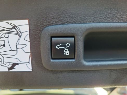 Used 2021 Toyota Sienna XSE w/ XSE Plus Package image 9