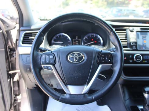 Used 2014 Toyota Highlander Limited FWD image 18