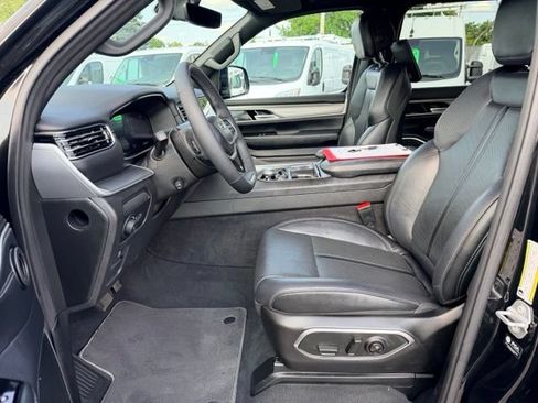Used 2025 Jeep Wagoneer L Series II AWD/4WD image 5