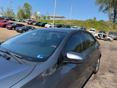 Used 2015 Toyota Corolla LE image 8