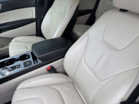 Used 2022 Ford Edge Titanium image 10