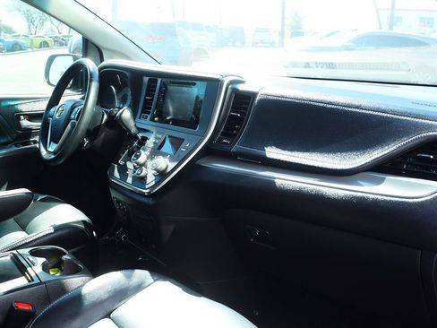 Used 2017 Toyota Sienna SE Premium image 40