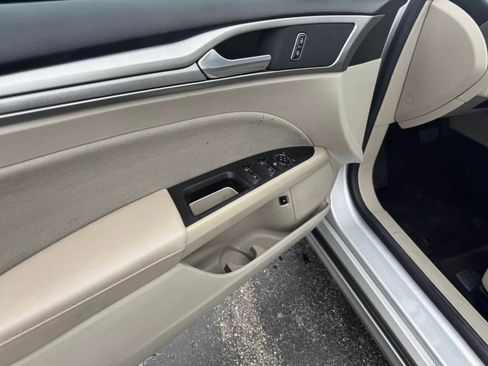 Used 2019 Ford Fusion SE image 6