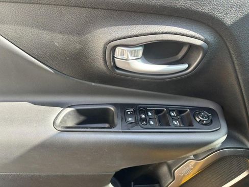 Used 2023 Jeep Renegade Latitude AWD/4WD image 20