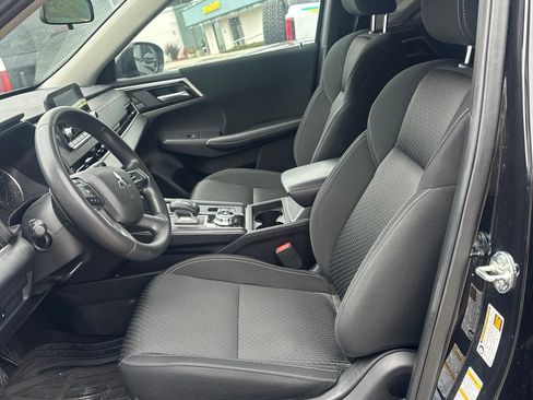 Used 2024 Mitsubishi Outlander ES FWD image 11