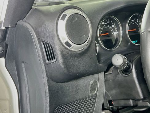 Used 2015 Jeep Wrangler Sahara AWD/4WD image 10