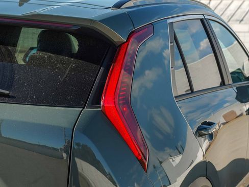 Used 2025 Kia Niro EX FWD image 7