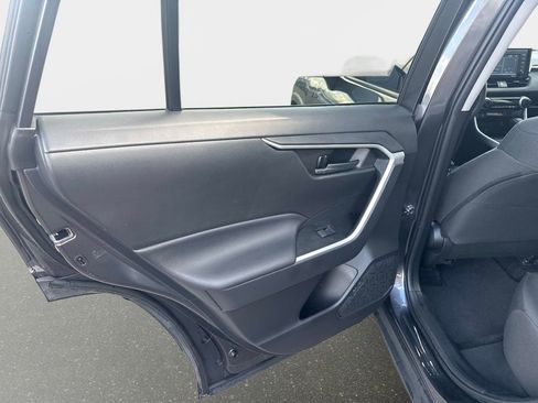 Used 2021 Toyota RAV4 LE image 11