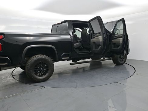 Used 2025 Chevrolet Silverado 2500 ZR2 w/ Technology Package image 4