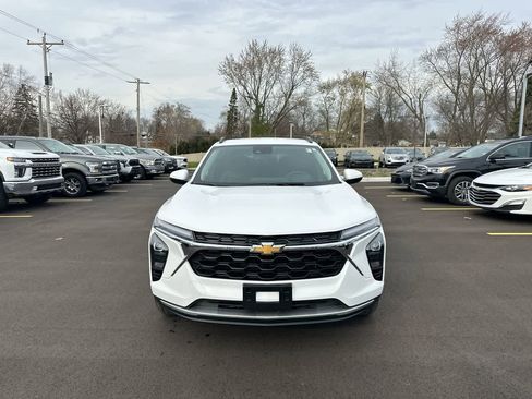 Used 2025 Chevrolet Trax LT w/ LT Convenience Package image 16