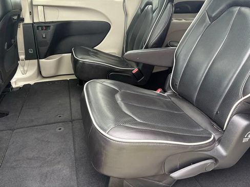 Used 2023 Chrysler Pacifica Limited FWD image 12