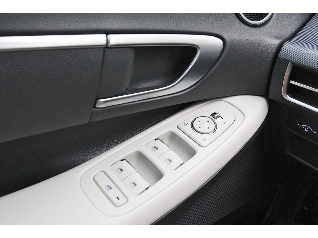 Used 2025 Hyundai Sonata SE FWD image 23