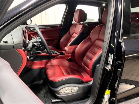 Used 2025 Porsche Macan AWD/4WD image 7