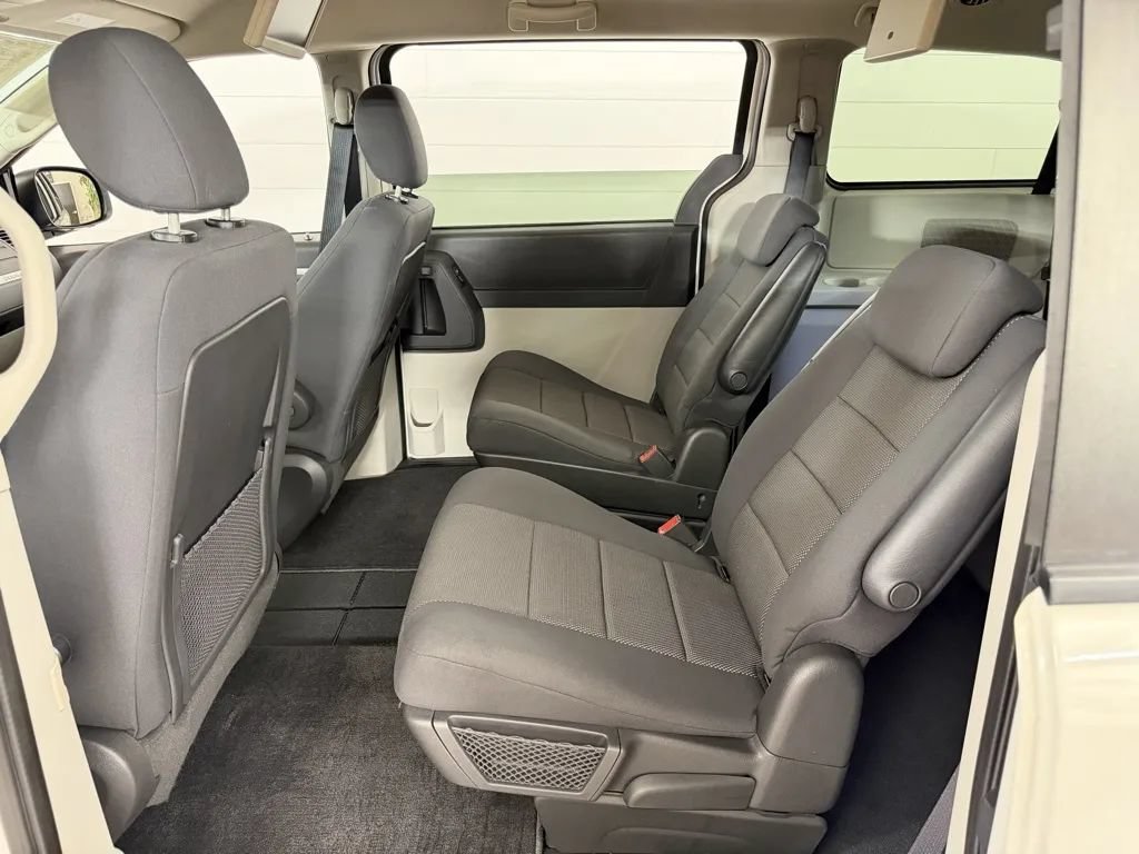 Used 2009 Dodge Grand Caravan SXT w/ Entertainment Group 2 FWD image 23