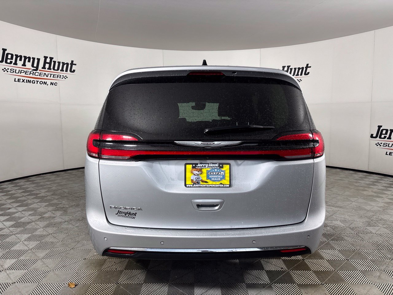 Used 2024 Chrysler Pacifica Touring-L FWD image 5