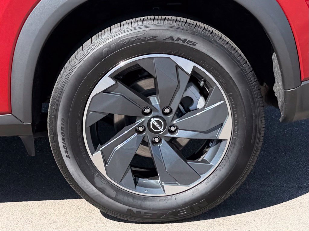 Certified 2025 Nissan Rogue SV FWD image 9