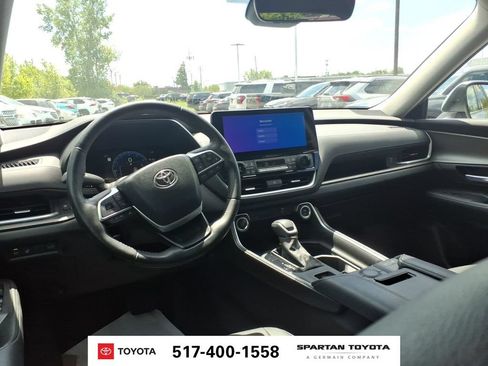 Used 2024 Toyota Grand Highlander AWD image 12