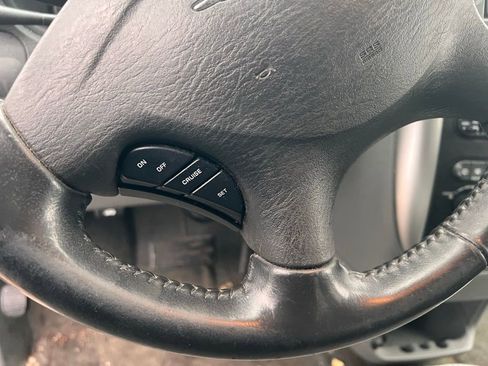 Used 2007 Chrysler Town & Country Touring image 8