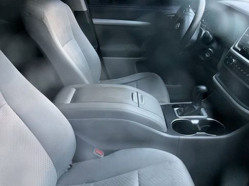 Used 2014 Toyota Highlander LE FWD image 4