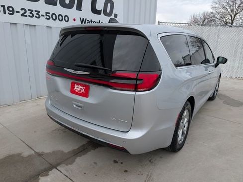 Used 2024 Chrysler Pacifica Limited image 23
