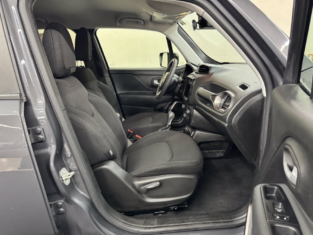Used 2023 Jeep Renegade Latitude AWD/4WD image 28