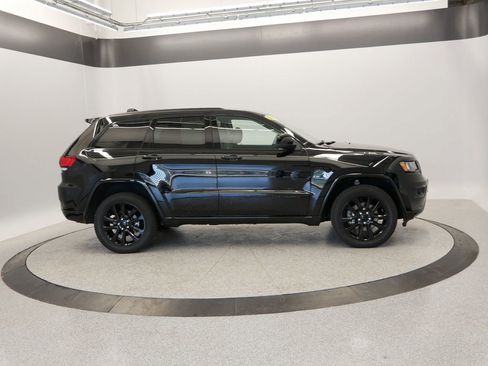 Certified 2022 Jeep Grand Cherokee Laredo X image 46