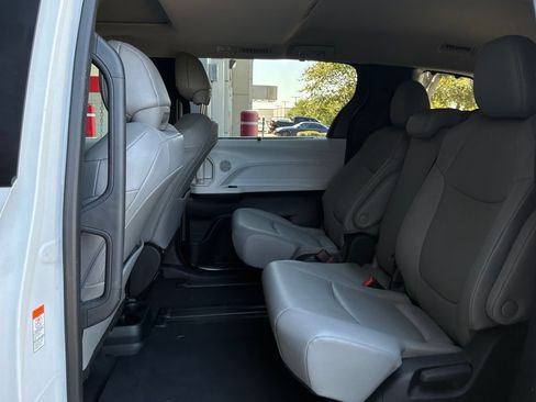 Used 2026 Toyota Sienna XLE FWD image 12