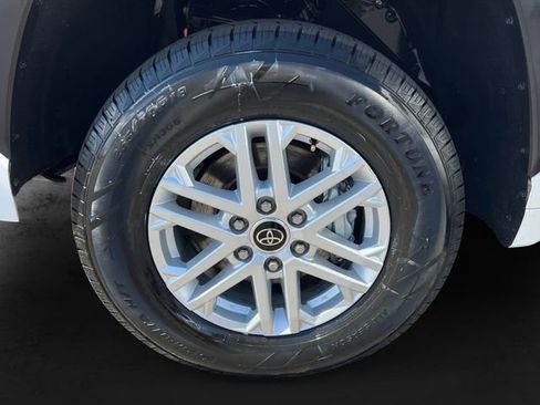 Used 2022 Toyota Tundra SR5 w/ SR5 Convenience Package AWD/4WD image 11