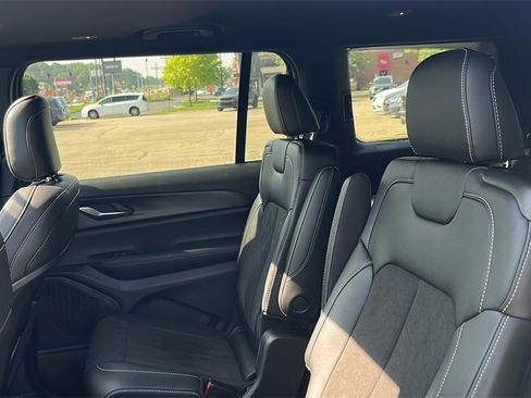 Used 2025 Jeep Grand Cherokee L Altitude image 33