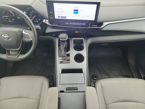 Used 2025 Toyota Sienna XLE FWD image 17