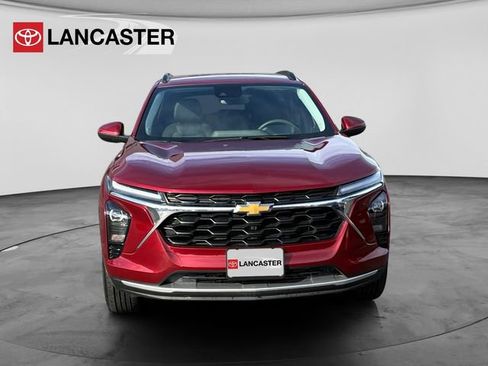 Used 2025 Chevrolet Trax LT FWD image 2
