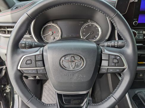 Used 2024 Toyota Highlander LE image 32