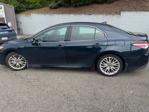 Used 2019 Toyota Camry XLE FWD image 6