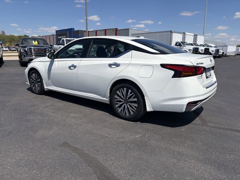 Used 2023 Nissan Altima 2.5 SV FWD image 3