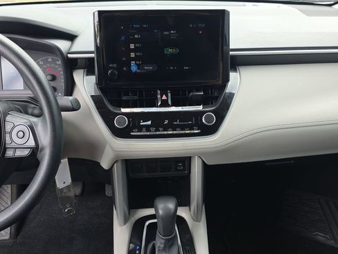 Used 2025 Toyota Corolla Cross L image 26