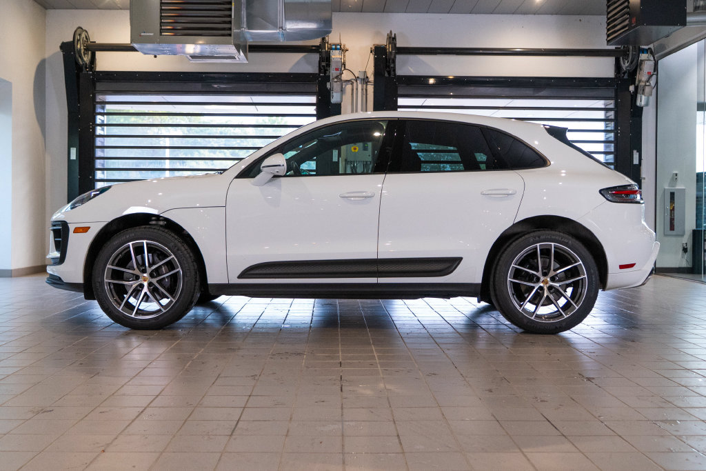 Certified 2023 Porsche Macan AWD/4WD image 2