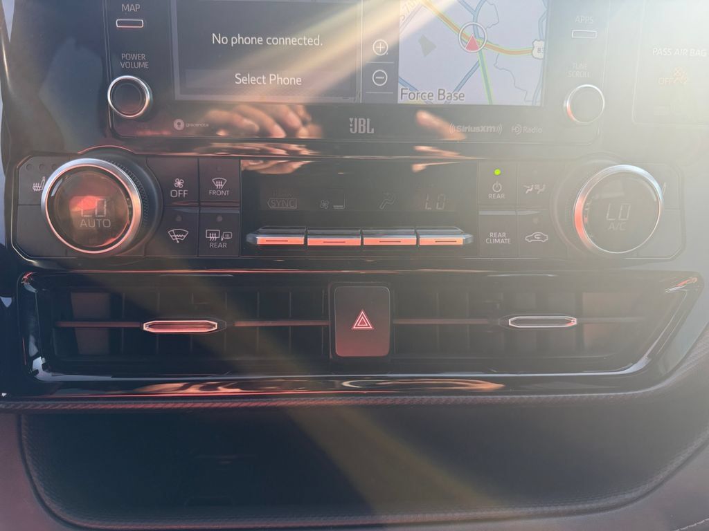 Used 2022 Toyota Highlander XSE FWD image 18