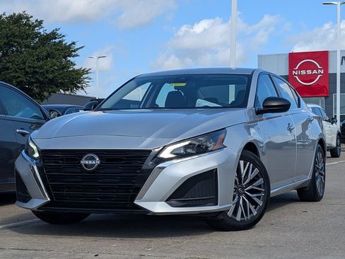 Used 2024 Nissan Altima 2.5 SV FWD image 2