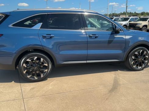 Used 2025 Kia Sorento EX w/ Panoramic Sunroof Package FWD image 8